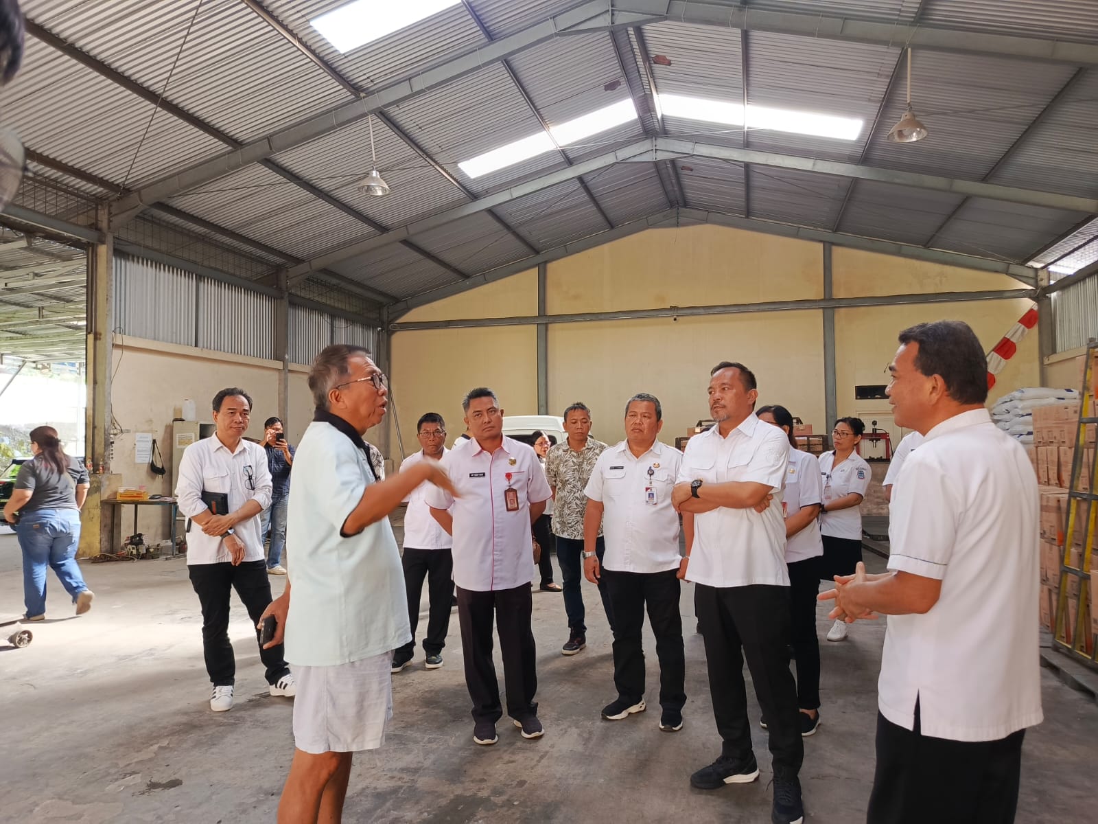 Wawali Sualang Pantau Stok Daging Ayam 3 Distributor Di Kota Manado Jelang Hari Raya Idul Fitri 