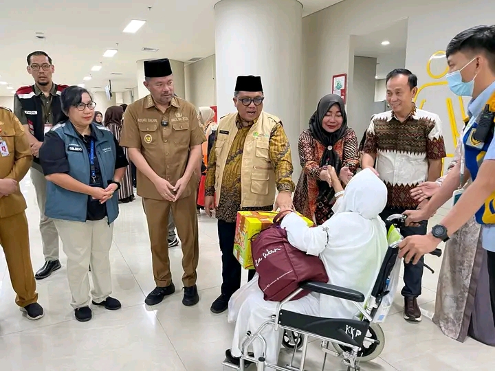 Kakanwil Kemenag Sulut Bersama Wakil Walikota Manado Sambut Para Tamu Allah Di Mandara Sam Ratulangi Manado