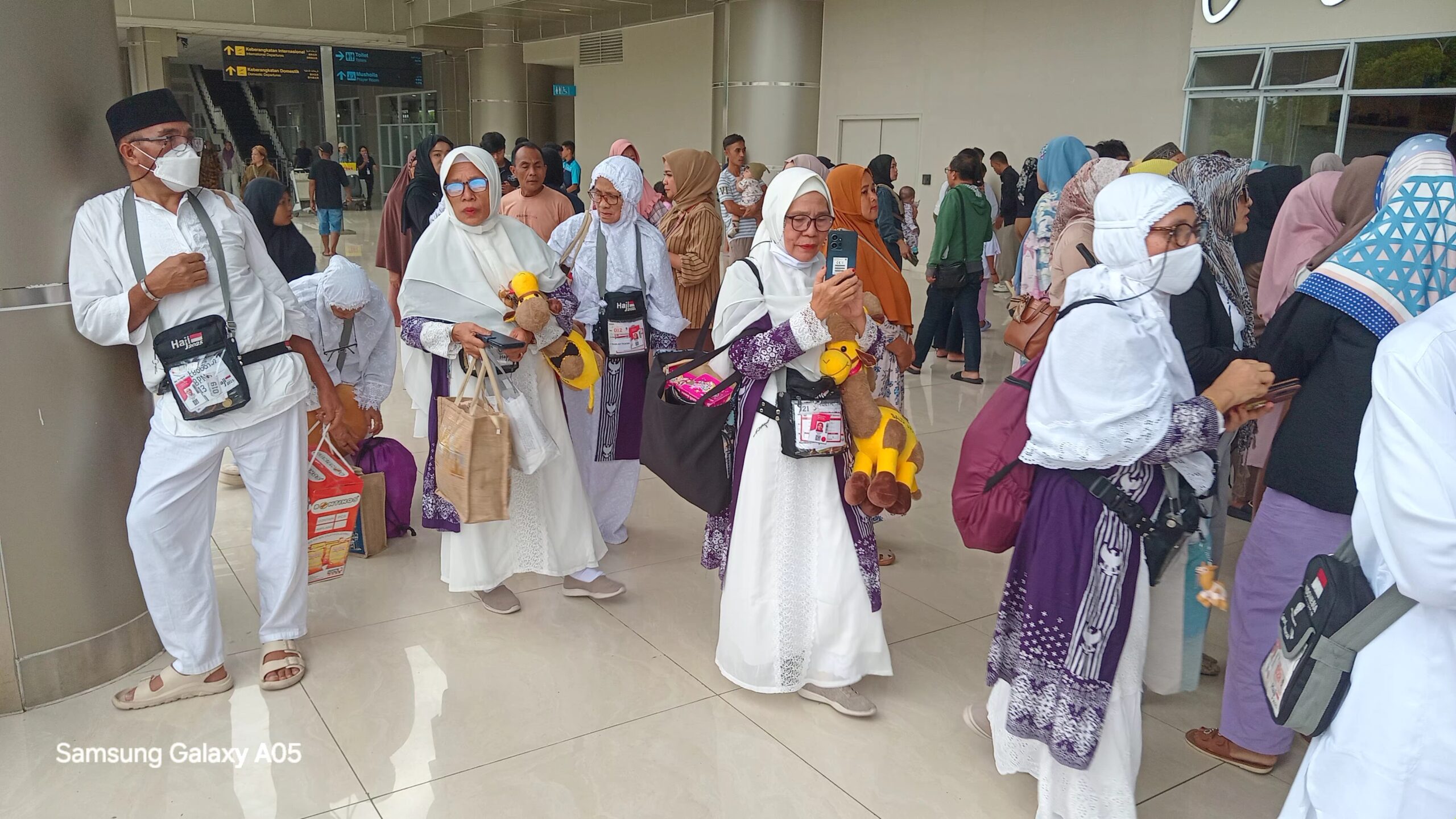 Diangkut Pesawat Carter Lion Air Jemaah Haji Kloter 13 Tiba Dengan Selamat Disambut Gubernur dan Wakil Gubernur Sulut 