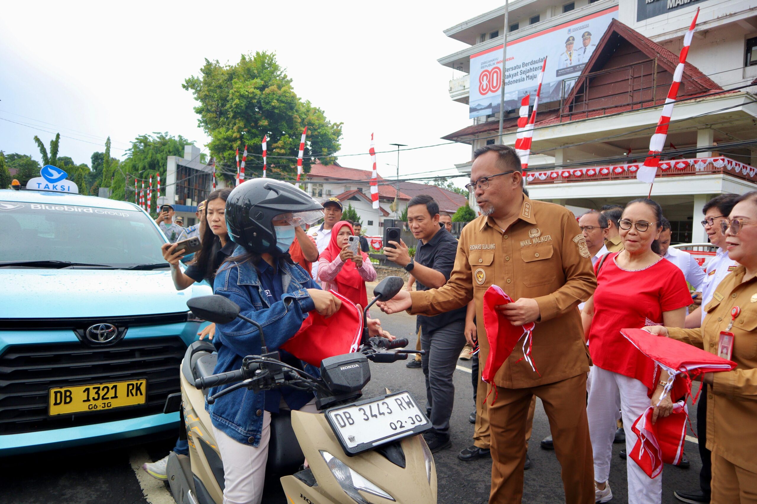Bagikan Bendera Merah Putih Wawali Richard Sualang Berharap, Gerakan ini Bukan Sekedar Simbolisasi Tapi Bagiamana Menumbuhkan Rasa Nasionalisme